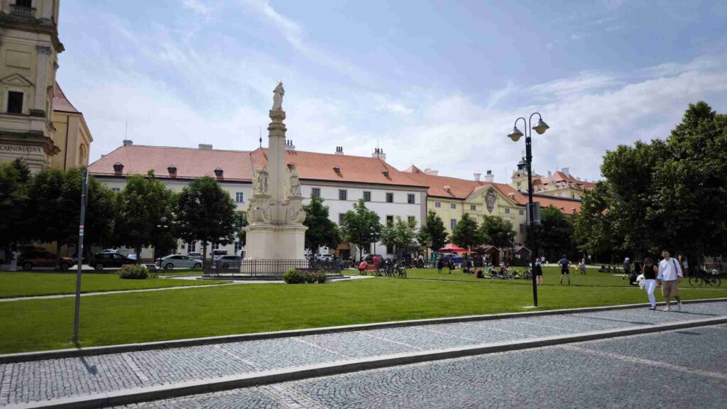 Zámok Valtice s námestím a fontánou.