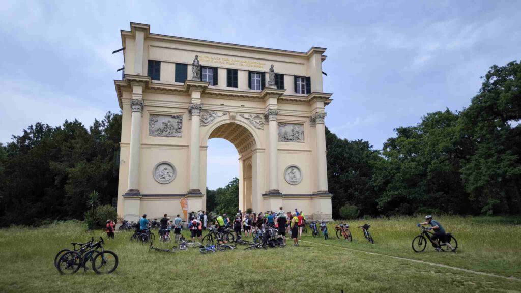 Monumentálny Dianin chrám (Rendez-vous) v tvare víťazného oblúka. Alt text: Dianin chrám - Lednicko-valtický areál na bicykli.